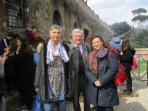 Enrico Luciani tra le professoresse Clara Sardella e Claudia Quarchioni della III E