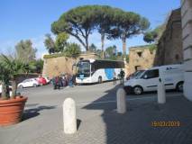 Arriva il pullman a largo Porta San Pancrazio, proprio vicino al Museo della Repubblica romana