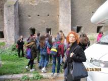 Si osservano le feritoie “a bocca di lupo”: la prof.ssa Antonella Barresi vigila