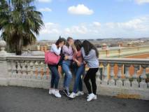 Il panorama è stupendo, le ragazze pure, ma le immagini son vietate…