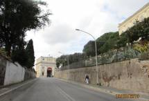 Di corsa per arrivare al secondo turno d’ingresso al Museo: sulla destra Villa Aurelia, nel 1849 Q.G. di Garibaldi