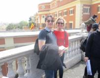 Ci saluta con simpatia un veneziano felice con la sua ragazza viennese: bella coppia