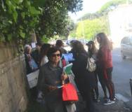 Davanti al Vascello si distribuiscono i nostri depliant IL GIANICOLO E LA REPUBBLICA ROMANA DEL 1849