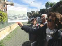 La prof.ssa Antonella Sparano osserva la riproduzione di Raffet che mostra l’attacco francese alle mura