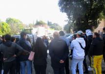 Noemi Grimaldi spiega i luoghi: alle sue spalle il Vascello e Porta San Pancrazio