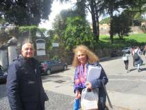 Il prof. Paolo Vidau e Noemi Grimaldi entrano al Parco Gianicolense