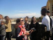 Al panorama di Roma la prof.ssa Carmen Faggiano con i ragazzi: la prof. ssa insegna spagnolo e proprio lì c’è l’Accademia di Spagna e il liceo Cervantes