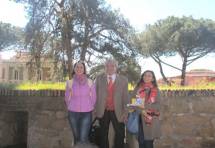 Enrico Luciani in foto al sesto bastione tra le prof.sse Vincenzina Dima e Carmen Faggiano