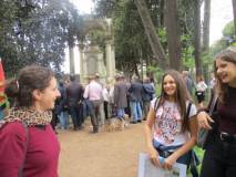 La restauratrice Francesca Mariani, prima di salutare, dà consigli a Clara e Sofia Luciani davanti al monumento dei caduti francesi