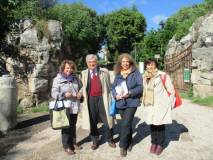 In attesa, all'ingresso di villa Pamphili: Daniela Donghia, Enrico Luciani, Noemi Cavicchia Grimaldi, Giovanna De Luca