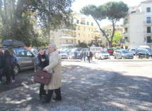 Arrivano le classi, e subito Luciani saluta calorosamente la prof.ssa Adriana Falcone