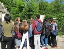 Noemi Grimaldi subito con la classe II D a spiegare i luoghi dei combattimenti, la battaglia e gli edifici allora esistenti