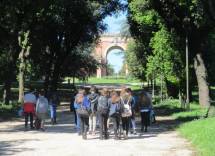 Daniela Donghia con la classe II E sul viale dei combattimenti verso l’Arco dei Quattro Venti ricostruito sui ruderi di Villa Corsini