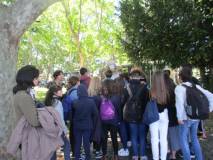 Con la prof. Isabella Pagliei la II D osserva Colomba Antonietti, unico busto femminile del Parco