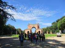 Sullo sfondo l’Arco dei Quattro venti ricostruito sui ruderi di Villa Corsini (il Casino dei quattro venti )