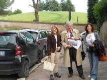 Enrico Luciani tra la prof. Ida Iannazzo, sulla sinistra, e la prof. Arianna Capuzzo sulla destra