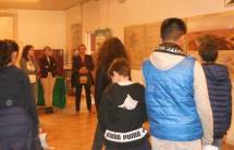 La Mini Mostra nella nostra  sede: le proff. Arianna Capuzzo, Ida Iannazzo, e la sopraggiunta Silvana Focosi, seguono le spiegazioni di Enrico Luciani