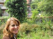 La prof.ssa Ida Iannazzo guarda la fine di Vicolo Vicinale di oggi