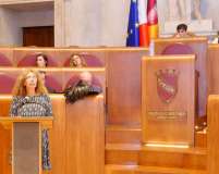 Noemi ricorda gli articoli della Costituzione romana, e legge solennemente il decreto fondamentale