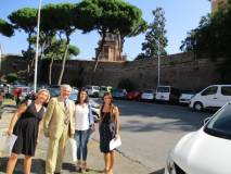 Sotto l’ottavo bastione: da sinistra, la prof. Laura Del Vecchio, Enrico Luciani, Angela M. Lollobrigida, e la prof. Loredana Rubeis