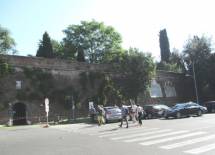 Si arriva a Villa Sciarra , sulla destra si scorgono le lapidi affiancate