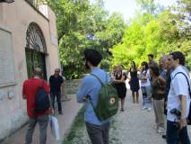 Roberto e Massimo spiegano Casal Barberini, ricordano il ferimento di G. Induno e mostrano il ritocco manuale della lapide