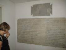 La prof. Laura Del Vecchio osserva vecchie lapidi collocate nel primo cimitero dei caduti