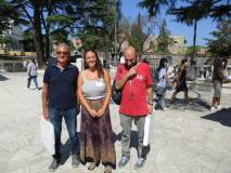 Al Mausoleo foto ricordo per la giovane Giulia, tra Massimo Capoccetti e Roberto Calabria