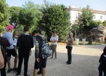 Daniela Donghia tra i ragazzi della 1ET, sulla destra le prof.sse Tiziana Di Rella e Isabella Cognatti