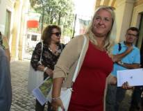I proff. Alessandra Riso e Carlo Russo entrano al Museo e  Daniela Donghia attende la 1 ET per il giro
