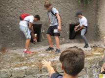 Qualcuno si diverte a salire sull'ottavo bastione per apprezzare la veduta dalle feritoie