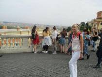 La prof.ssa Paola Cigni nel panorama di Roma, davanti al Fontanone (in restauro)