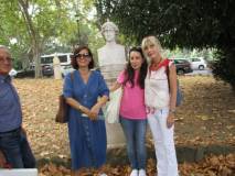 Da sinistra : le prof.sse Simonetta Ruggeri, Laura Matano, Paola Cigni, davanti al busto di Colomba Antonietti al termine della visita
