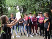 Una studentessa assai brava e vivace  spiega al settimo bastione l’attacco a tenaglia dei francesi