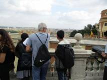 Il prof. Claudio Marchesano al panorama di Roma con un bravissimo studente assai capace di  riconoscere i  luoghi. E poi tutti al cannone…