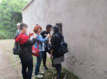 La prof.ssa Maria Grazia Orfei salita sul sesto bastione, spiega le feritoie… a bocca di lupo