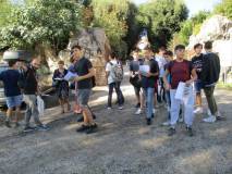 I ragazzi ricevono il materiale dato in omaggio dalla nostra associazione A. Cipriani e Comitato Gianicolo
