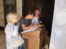 La prof.ssa Graziella Farenza e alcuni alunni lasciano una nota sul libro dei visitatori del Mausoleo