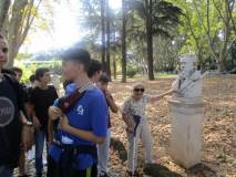 Un’anziana signora va a rendere omaggio al busto di Giacomo Medici. Incredibile!
