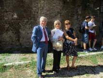Al cannone Enrico Luciani, vecchio artigliere, tranquillizza le proff. Graziella Farenza e Sabina Pistone