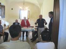 Giorgio Martellucci saluta e ringrazia i partecipanti ,  e in specie il custode della Villa-applausi.  Da noi un doppio applauso: ci ha donato il libro “Dal Molino di Cerbaia a Cala Martina” edito nel 1889