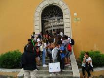 La prof.ssa Anna Paola De Paoli spiega il tempietto del Bramante ai ragazzi della III O