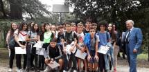 Foto di gruppo insieme ad Enrico Luciani inviata dalla classe III O, grazie
