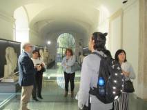 Claudio Noviello, bravo, spiega il Museo archeologico di Villa Altieri