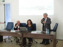 Enrico Luciani durante la sua relazione: lo assiste l’àlacre Natascia Simonetti, Emiliani osserva