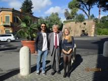 Enrico Luciani tra i giovani volontari Alessio Cutrona e Chiara Di Cataldo