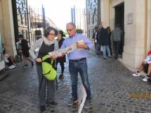 Massimo Capoccetti consegna alla prof.ssa Giovanna Odorisio il nostro dépliant omaggio per tutti gli alunni