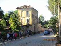 E’ in arrivo la classe III P : è davanti al ristorante Scarpone, già Casale Giacometti,