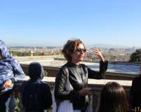 La prof. Luciana Palomba spiega il panorama di Roma dal Fontanone