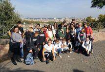 La III A in foto davanti al panorama di Roma di San Pietro in Montorio